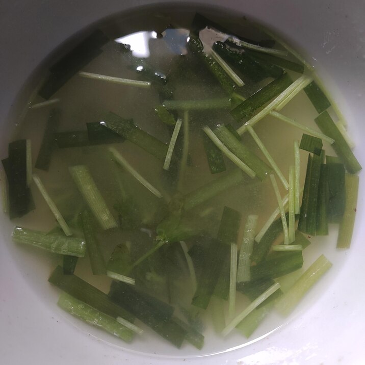 豆苗とにらの味噌汁